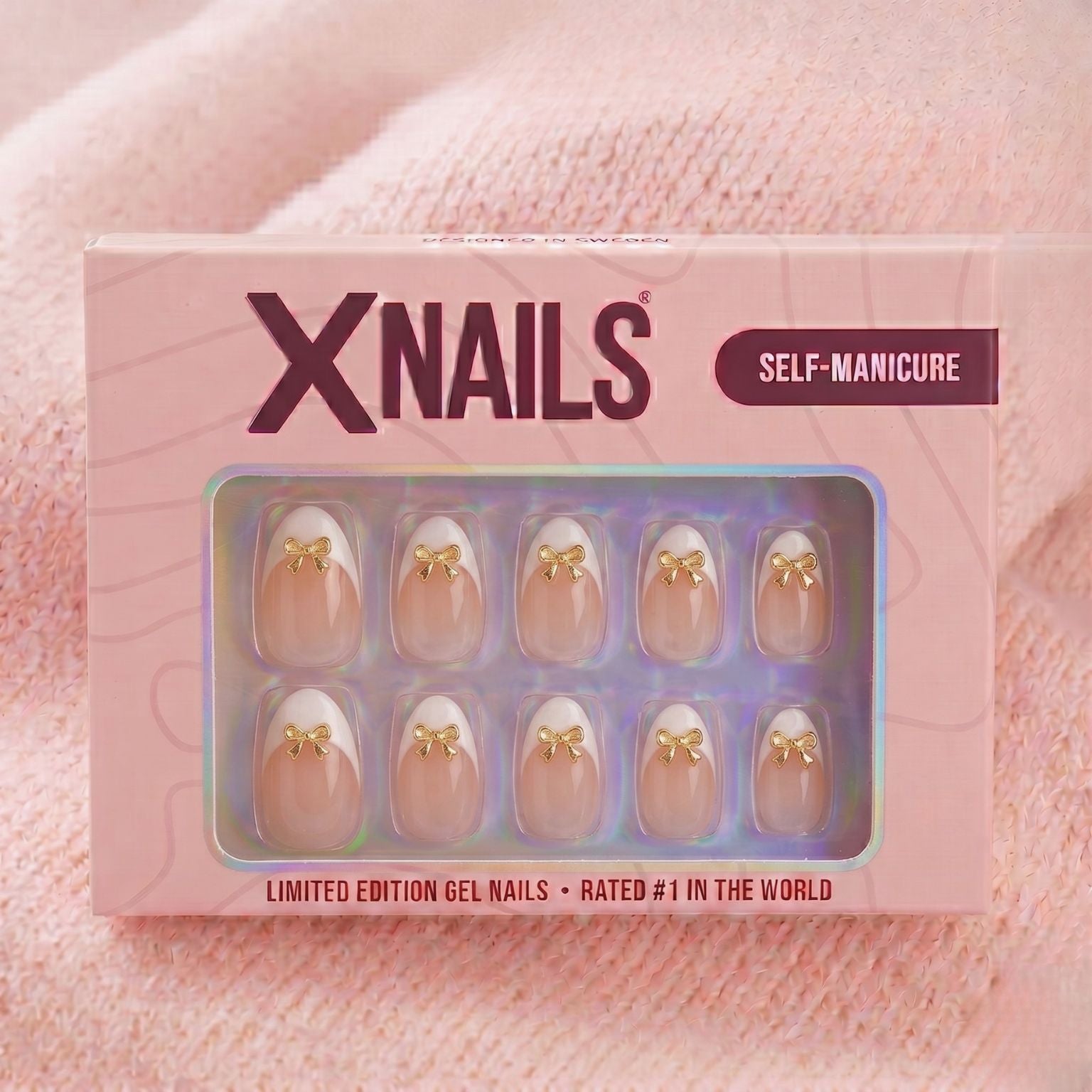 XNails-förpackning med almond press-on naglar med 3D guldrosetter