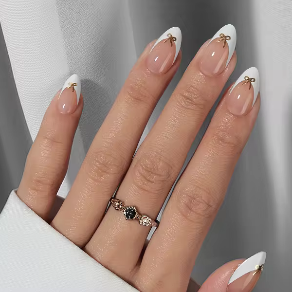 Vita franska press-on naglar – mandelform med ringaccent på hand närbild XNails