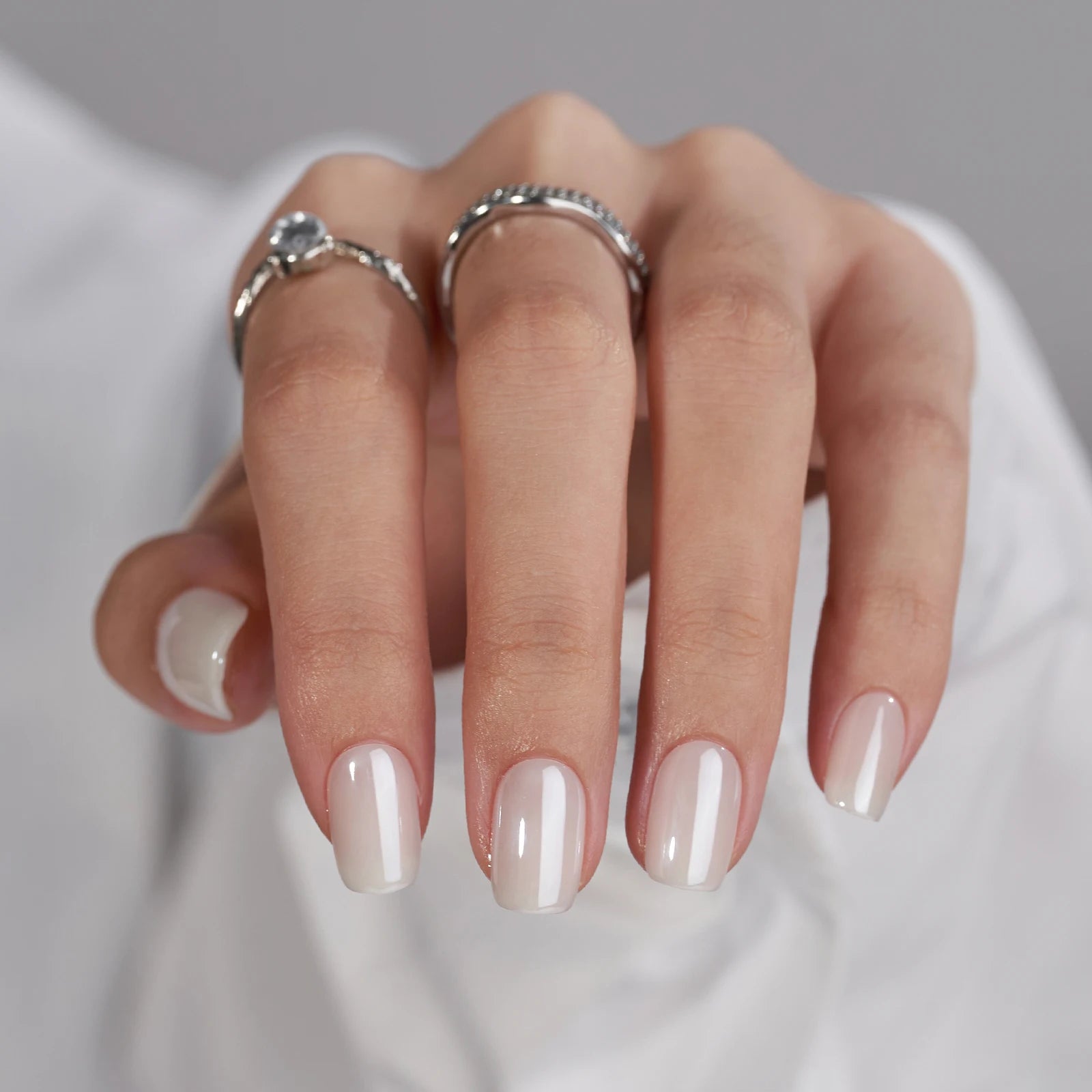 Pure Pearl press-on naglar närbild – nude pearl glans i square form med silverringar i diamant