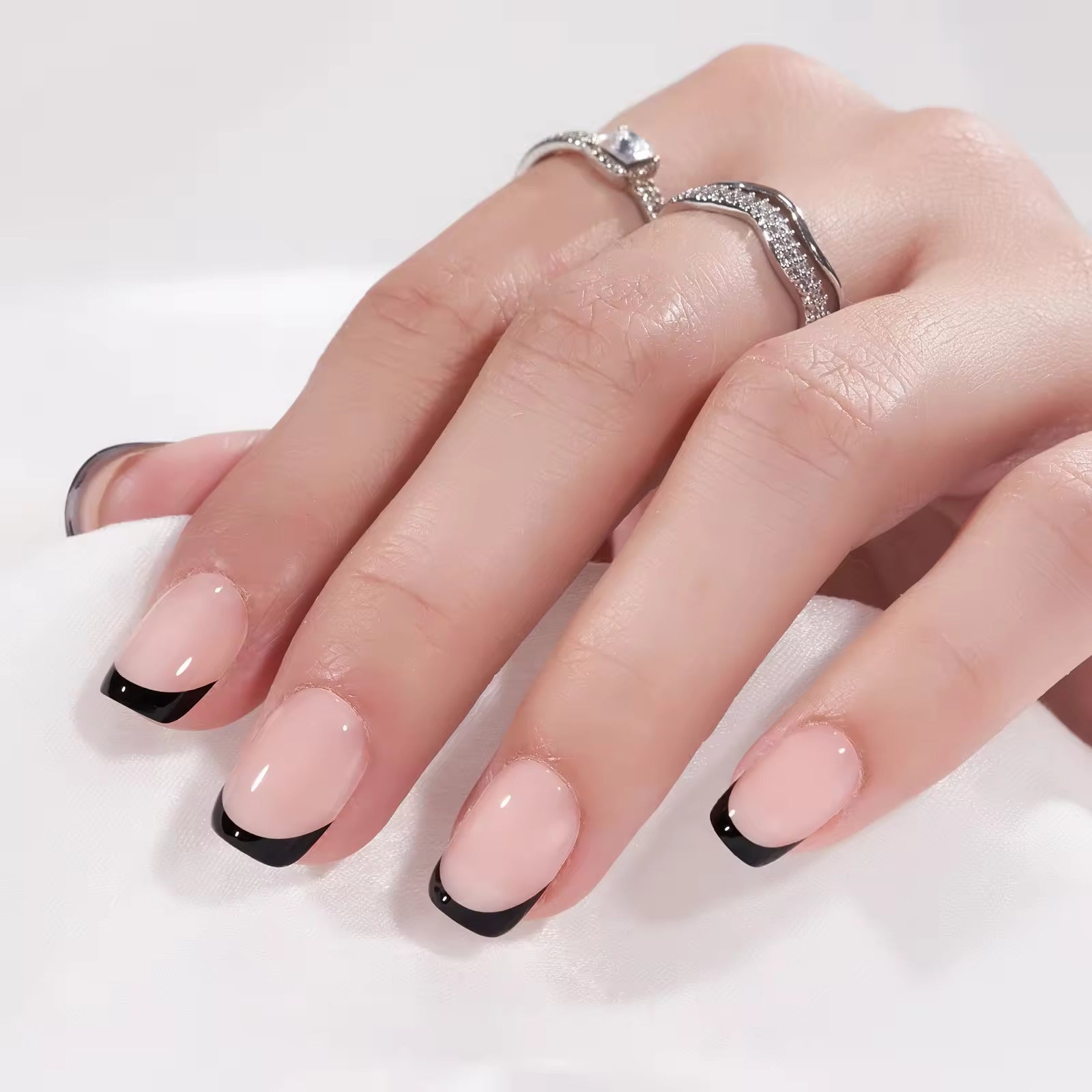 XNails press-on naglar förpackning – rosa limited edition box med vita franska gelénaglar i square