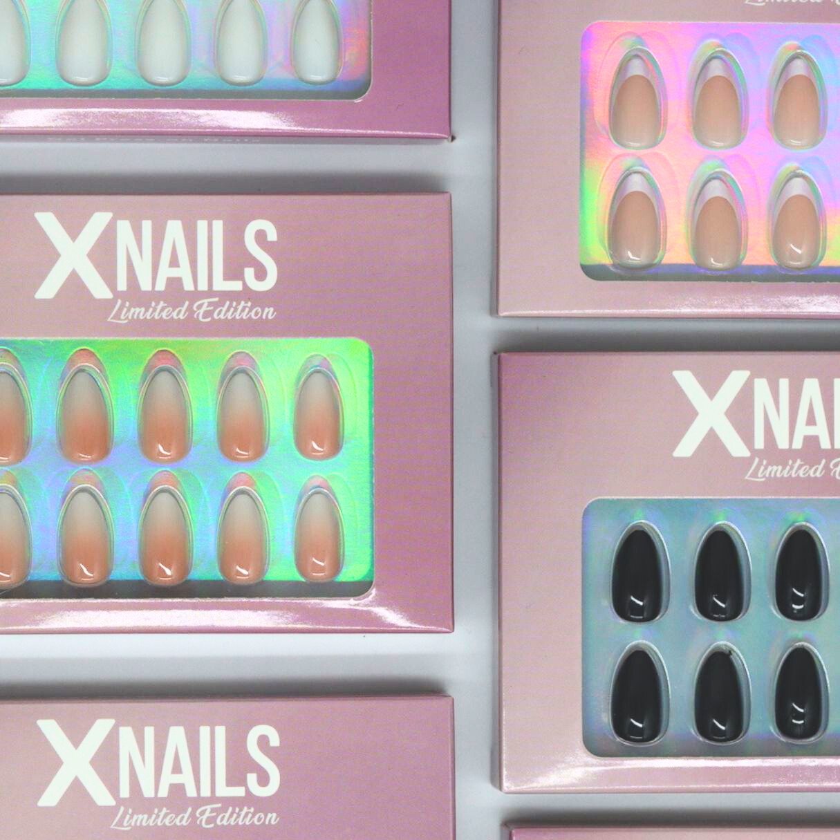 XNails limited edition press-on naglar förpackningar – holografisk rosa kartong närbild