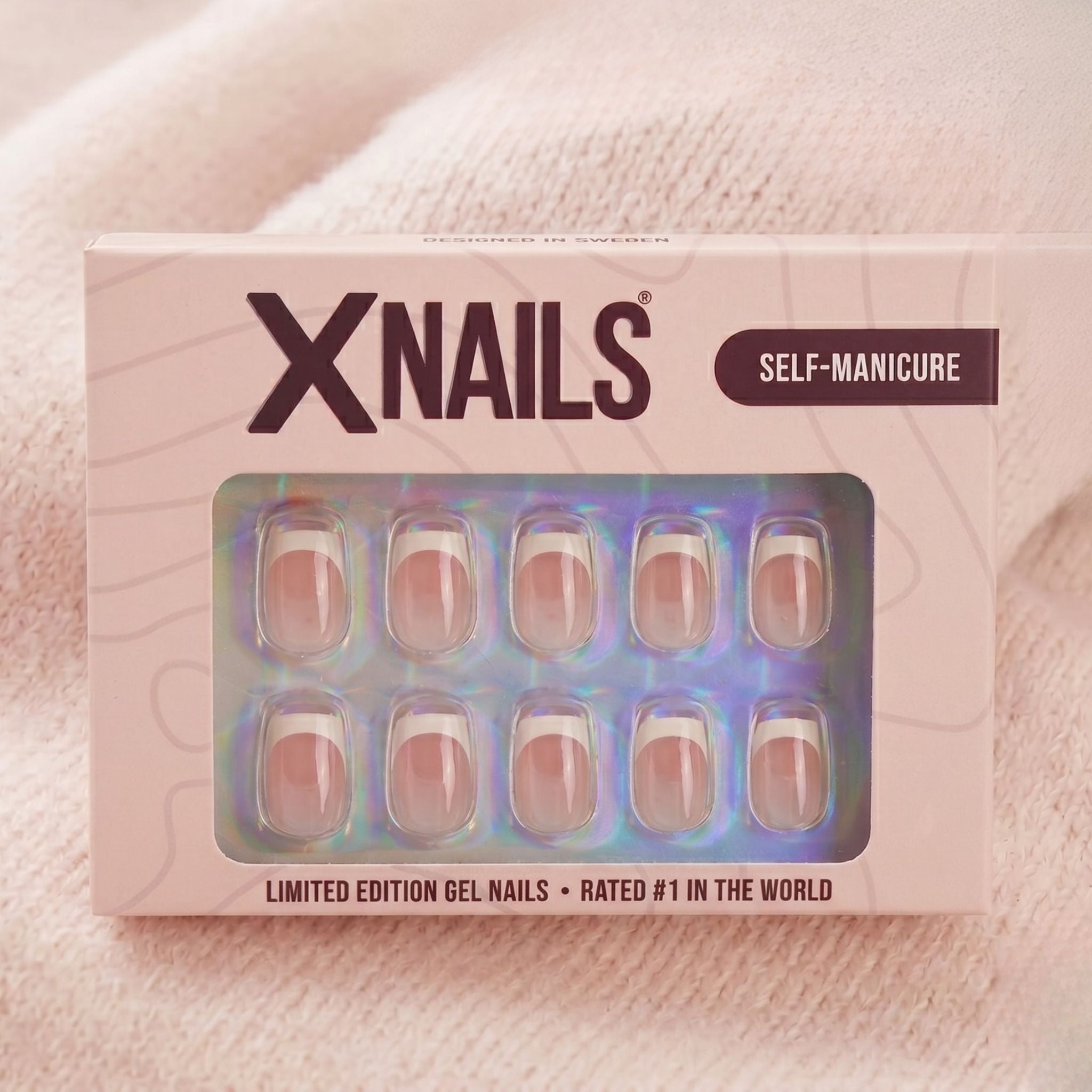 XNails Classic Chrome press-on lösnaglar i förpackning. Korta, fyrkantiga naglar med vit fransk manikyr på naturlig bas