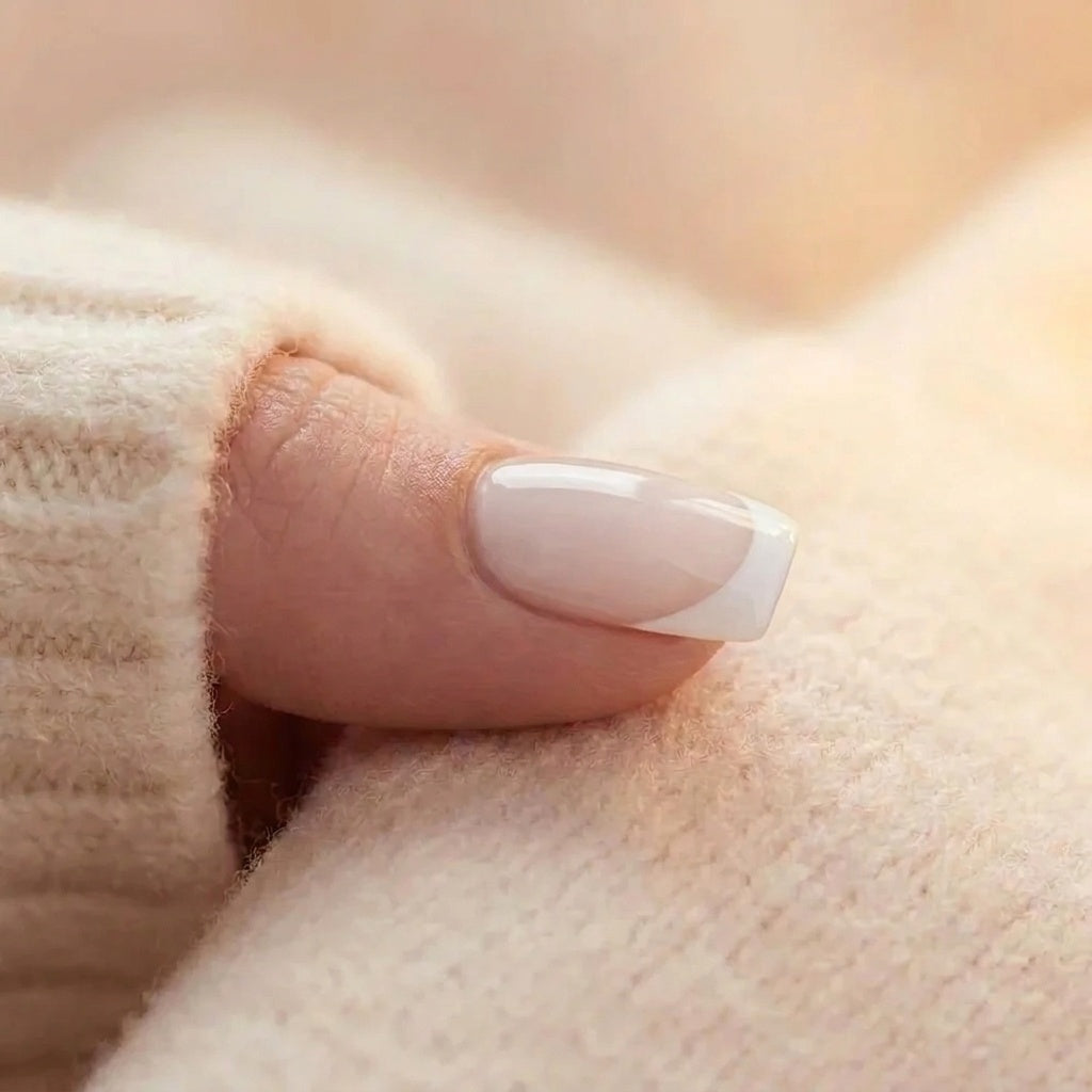 Frosted French – faux ongles, gros plan sur l'ongle