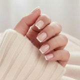 Faux ongles Angelic Aura – manucure française classique en forme square avec pointe blanche