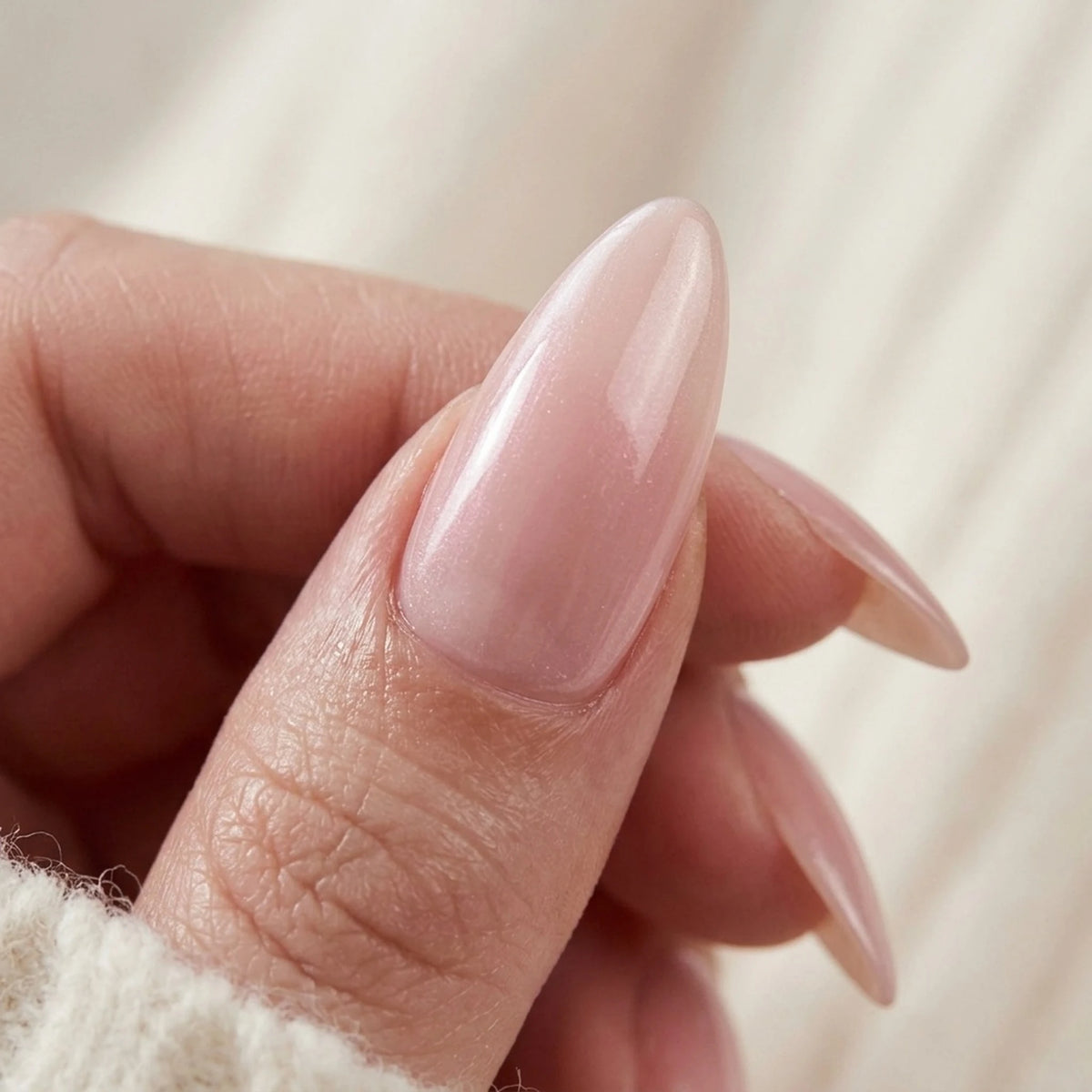 Faux ongles Pinkie Pearl, gros plan sur la finition