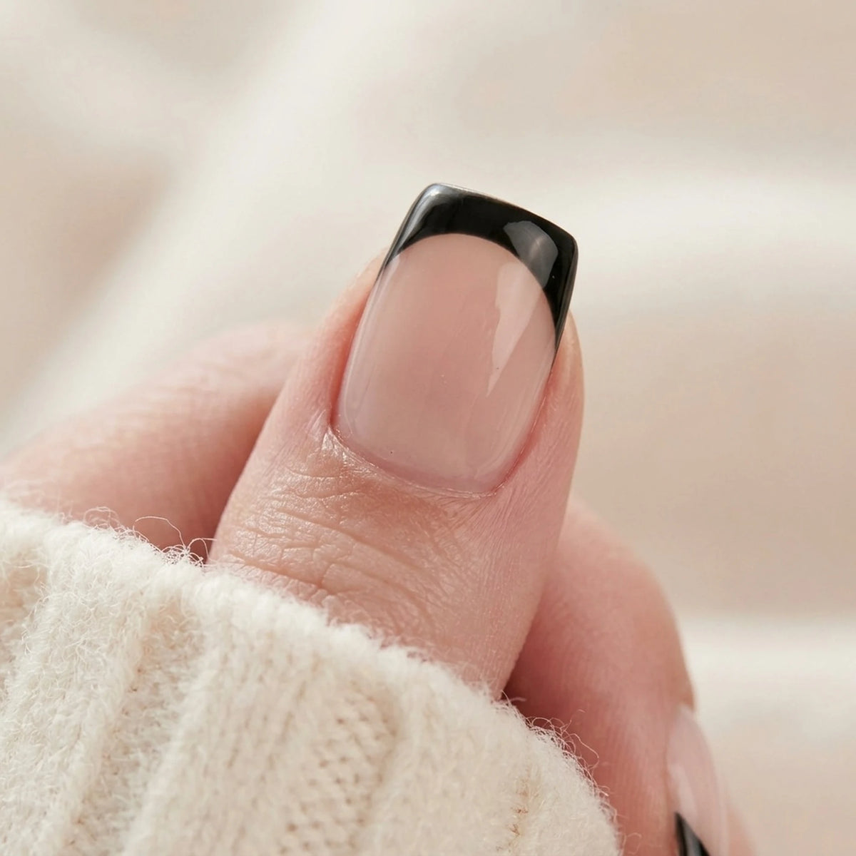 Faux ongles Sleek Silhouette, gros plan sur la finition