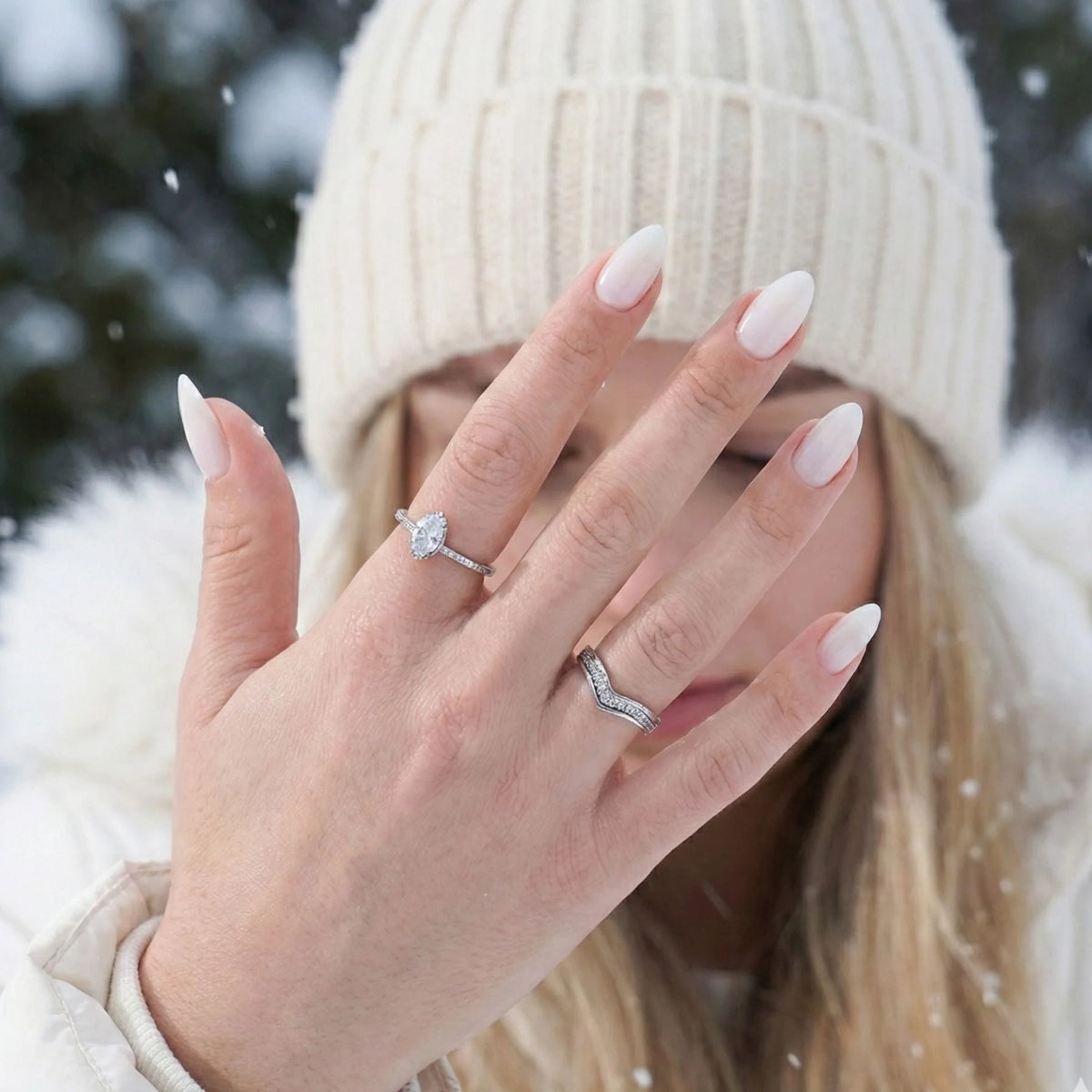 Satin Snow faux ongles en ambiance hivernale – ongles amande sur bonnet en maille blanc