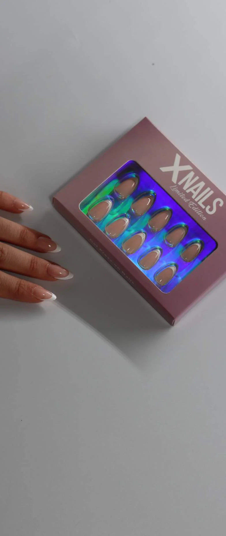 Tio franska naglar i olika storlekar i den beige XNails-asken